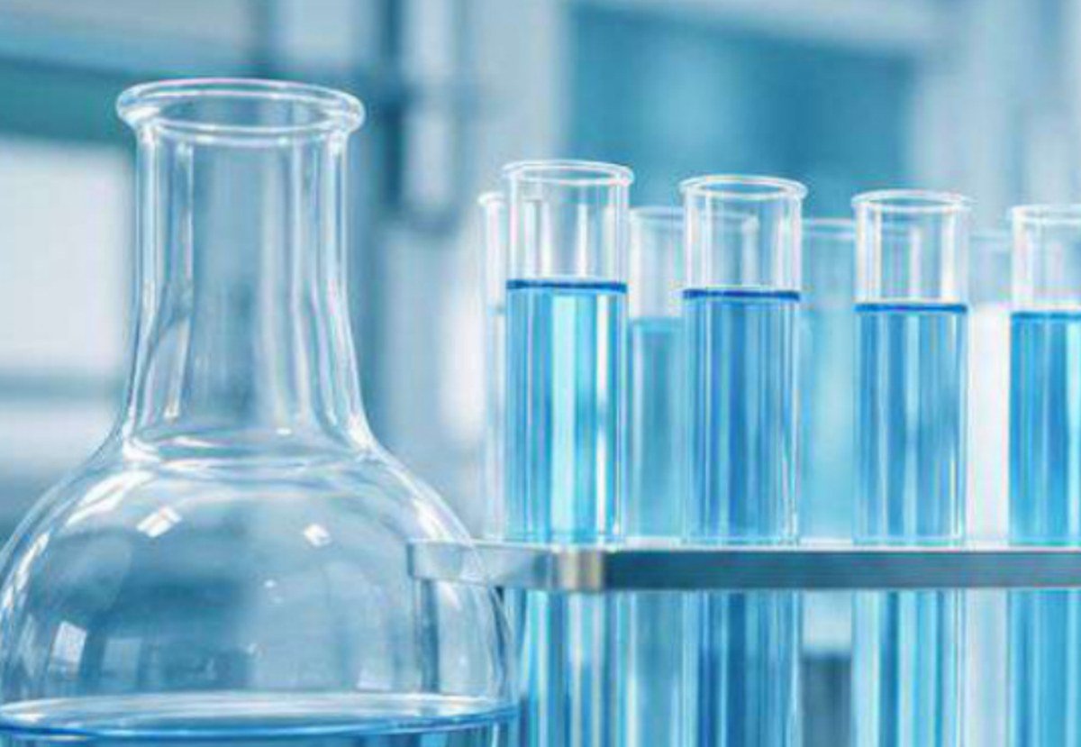 Vidraria e amostras em laboratório